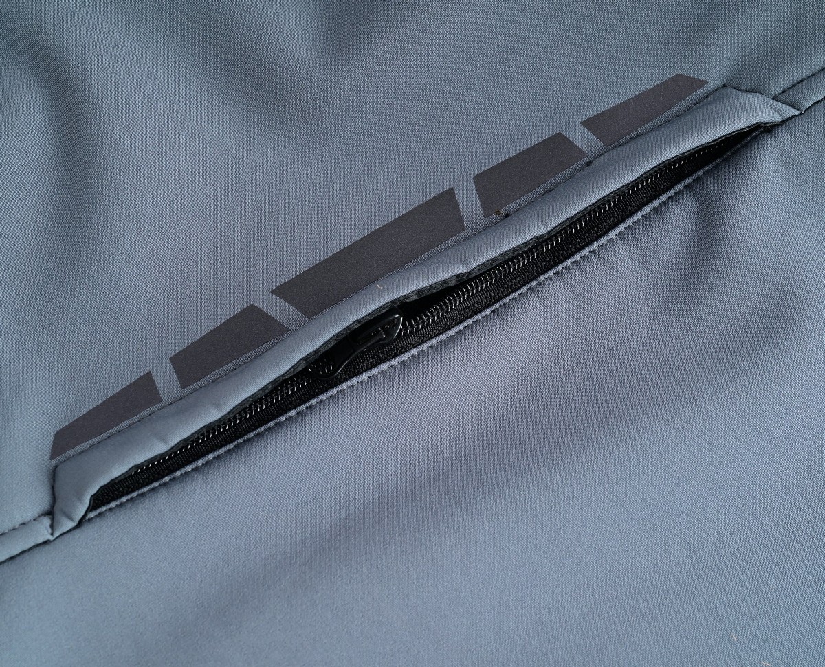 CHAQUETA DE MOTO UNISEX EN TEJIDO SOFTSHELL, NEOPRENO IMPERMEABLE, T&Eacute;RMICO Y PROTECTORES C.E.