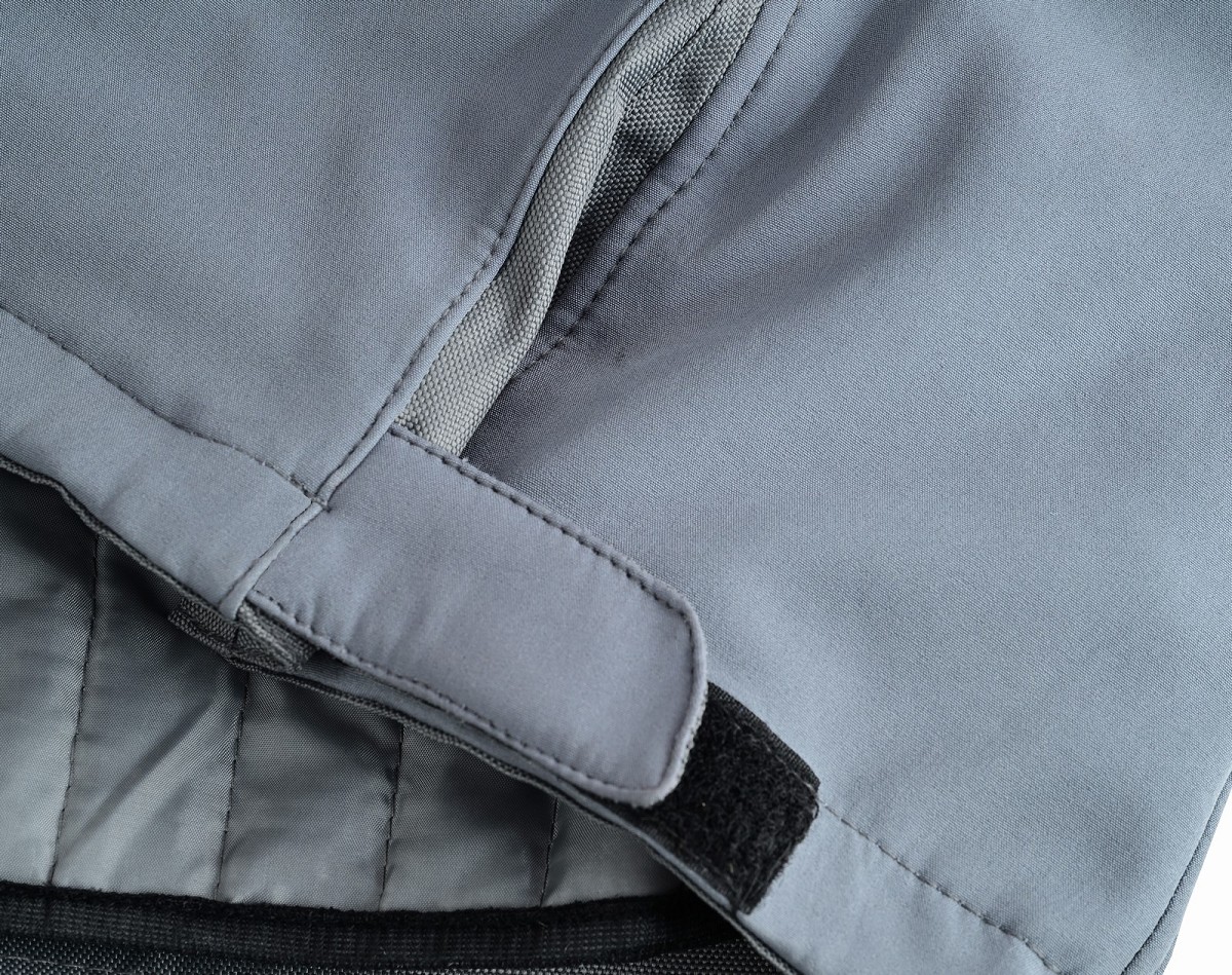 CHAQUETA DE MOTO UNISEX EN TEJIDO SOFTSHELL, NEOPRENO IMPERMEABLE, T&Eacute;RMICO Y PROTECTORES C.E.