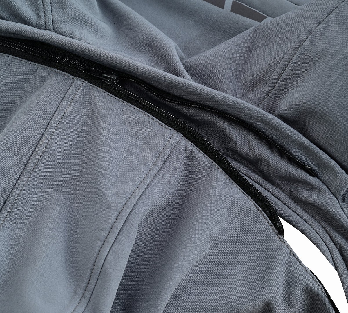 CHAQUETA DE MOTO UNISEX EN TEJIDO SOFTSHELL, NEOPRENO IMPERMEABLE, T&Eacute;RMICO Y PROTECTORES C.E.