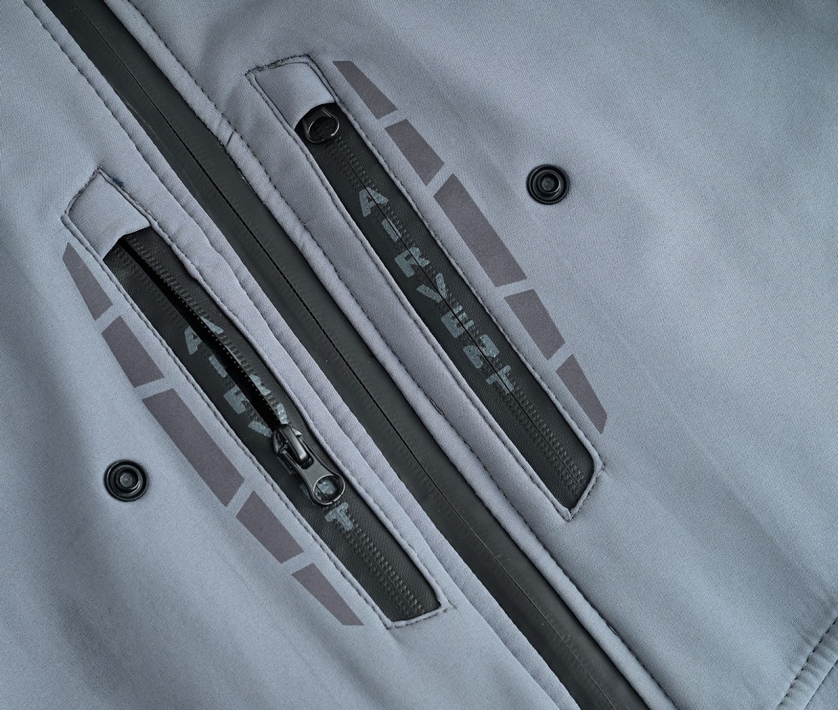 CHAQUETA DE MOTO UNISEX EN TEJIDO SOFTSHELL, NEOPRENO IMPERMEABLE, T&Eacute;RMICO Y PROTECTORES C.E.