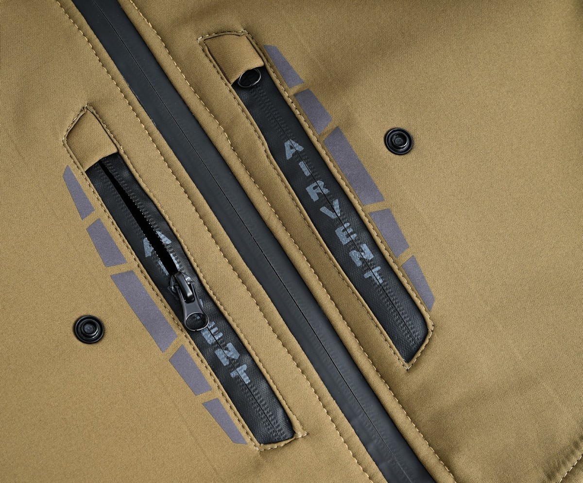 CHAQUETA DE MOTO UNISEX EN TEJIDO SOFTSHELL, NEOPRENO IMPERMEABLE, T&Eacute;RMICO Y PROTECTORES C.E.