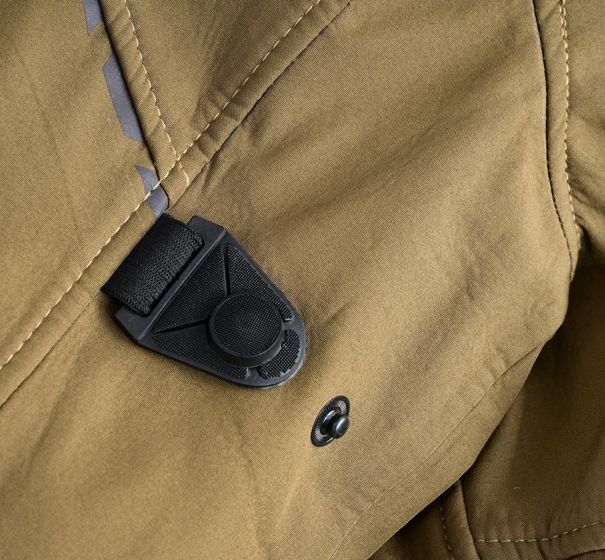 CHAQUETA DE MOTO UNISEX EN TEJIDO SOFTSHELL, NEOPRENO IMPERMEABLE, T&Eacute;RMICO Y PROTECTORES C.E.