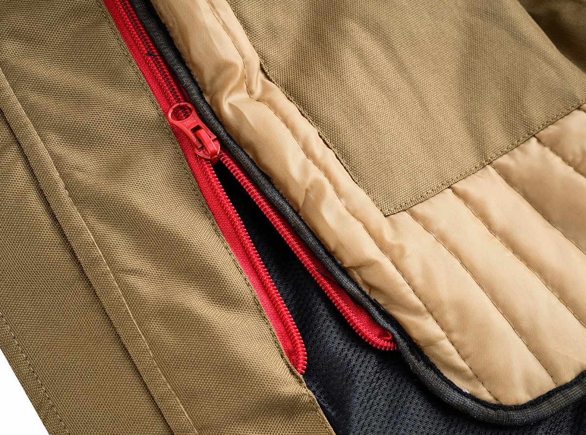 CHAQUETA DE MOTO UNISEX EN TEJIDO SOFTSHELL, NEOPRENO IMPERMEABLE, T&Eacute;RMICO Y PROTECTORES C.E.