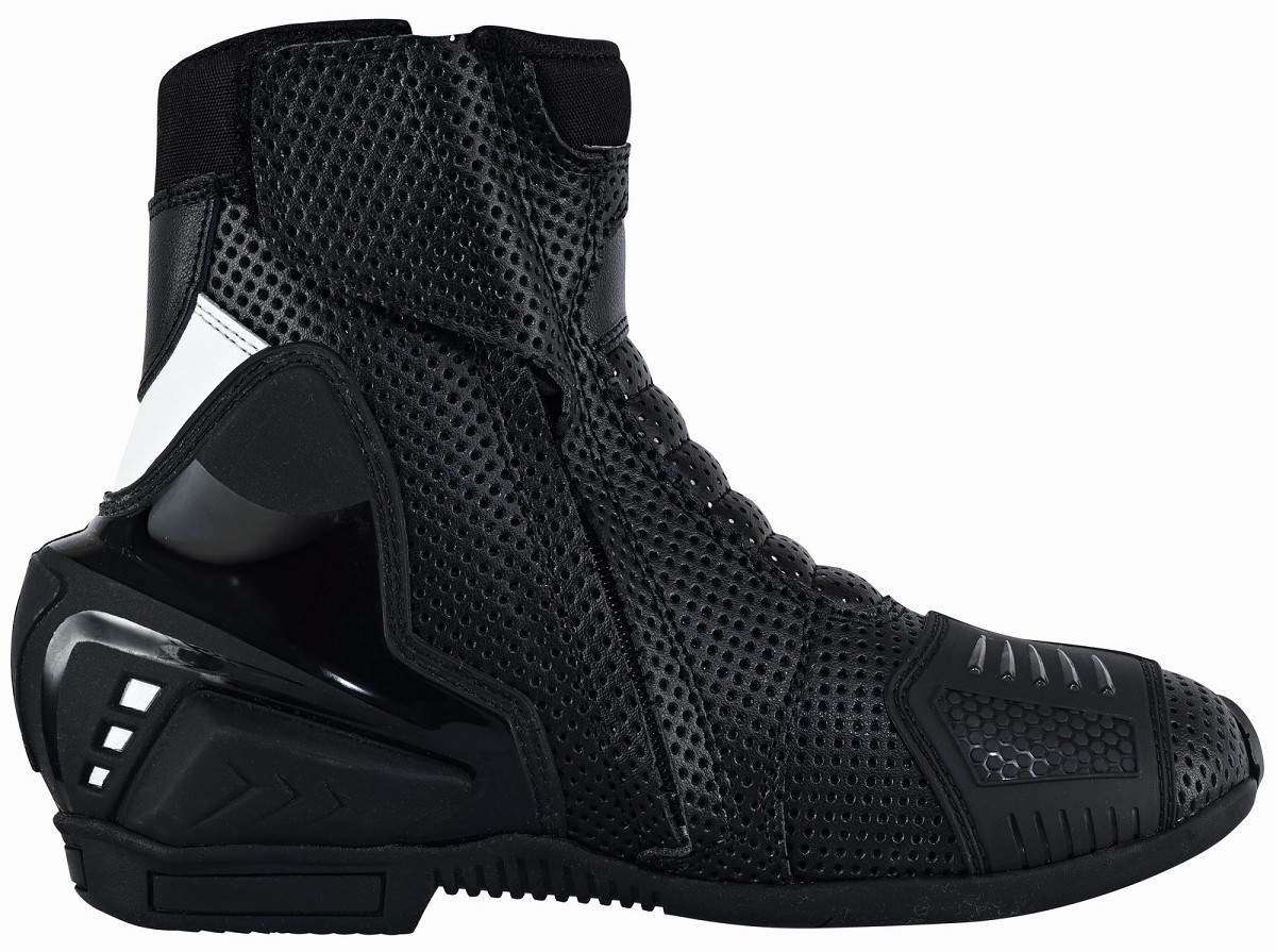 BOTAS DE MOTO DE CARRETERA ESTILO DEPORTIVO, DE CAÑA CORTA/MEDIA, ULTRAPERFORADAS, CON HOMOLOGACIÓN CE Y EPI BOTAS DE MOTO DE CARRETERA ESTILO DEPORTIVO, DE CAÑA CORTA/MEDIA, ULTRAPERFORADAS, CON HOMOLOGACIÓN CE Y EPI