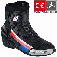 BOTAS DE MOTO DE CARRETERA ESTILO DEPORTIVO, DE CAÑA CORTA/MEDIA, ULTRAPERFORADAS, CON HOMOLOGACIÓN CE Y EPI